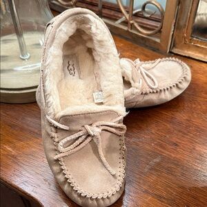 UGG Dakota moccasin slippers in beige suede with a cream sheepskin lining size 8